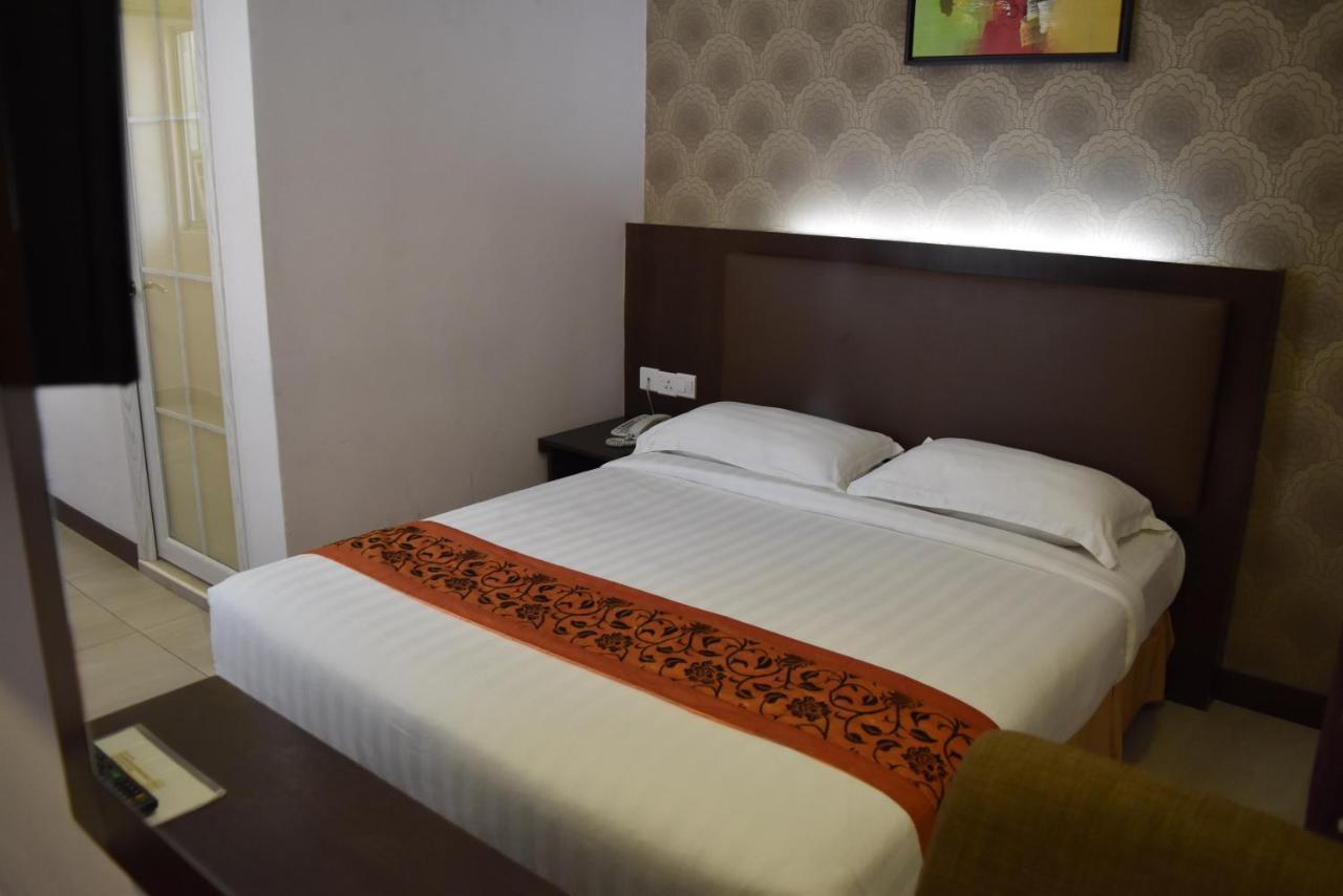 Sunrise Hotel Петалинг Джая Екстериор снимка