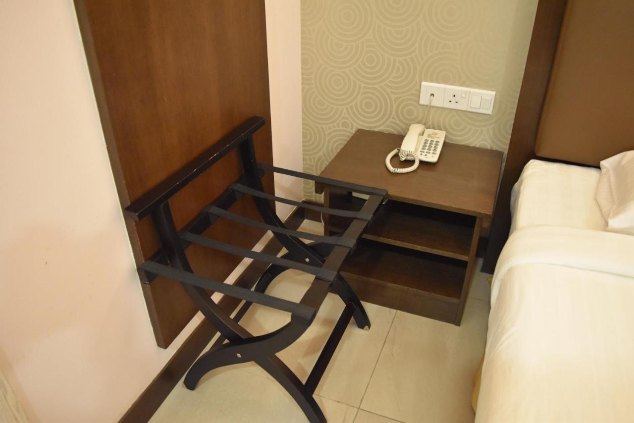 Sunrise Hotel Петалинг Джая Екстериор снимка