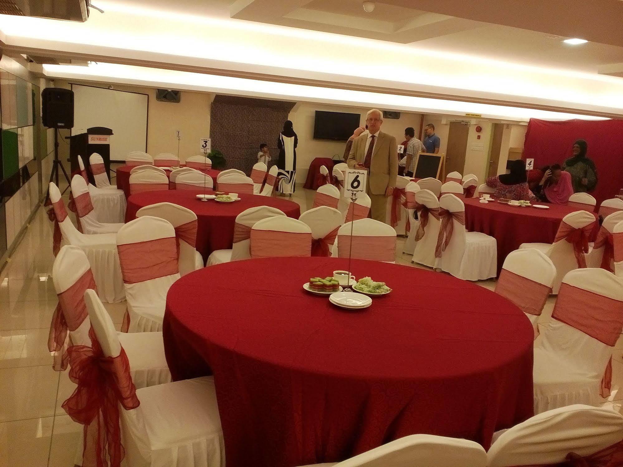 Sunrise Hotel Петалинг Джая Екстериор снимка