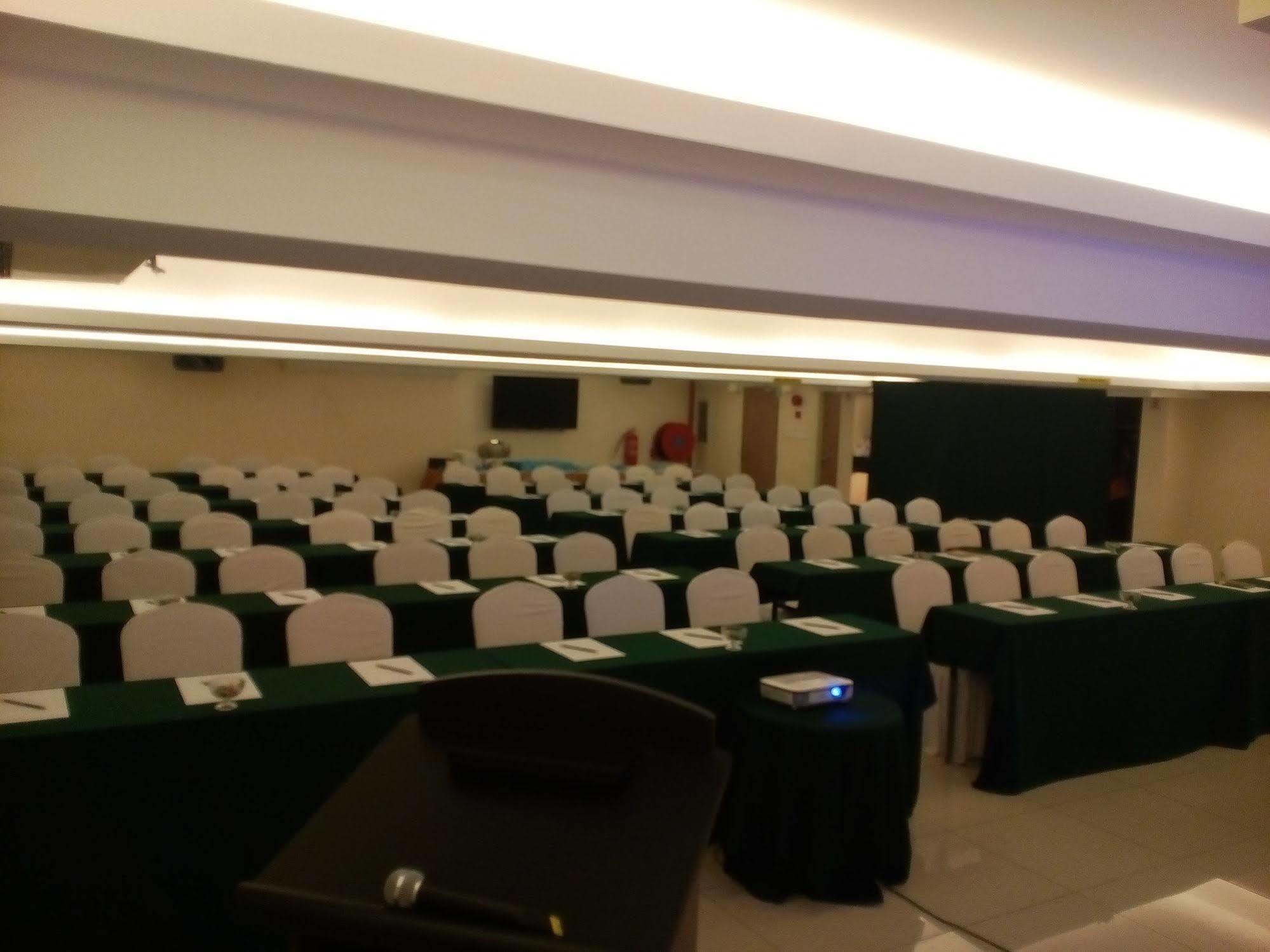 Sunrise Hotel Петалинг Джая Екстериор снимка